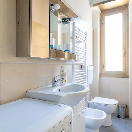 Three Large Bedrooms For Six People Downtown Rom