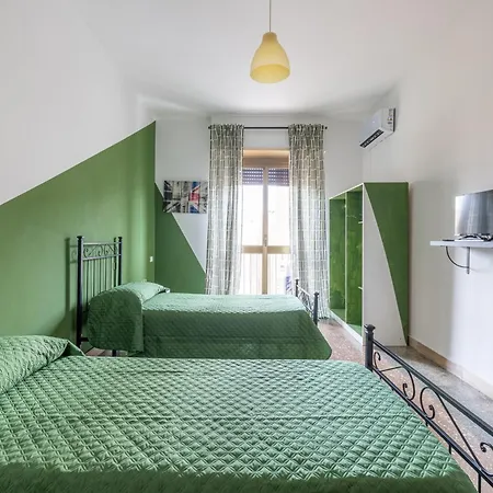 Three Large Bedrooms For Six People Downtown Appartamento *